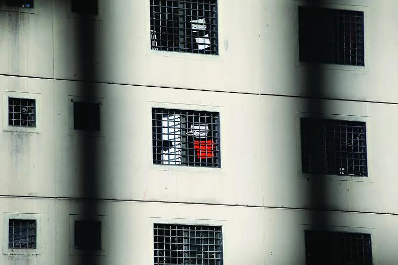 Il governo rilancia il &ldquo;Piano carceri&rdquo;, ma &egrave; smentito dai numeri. E dall&rsquo;ennesimo suicidio