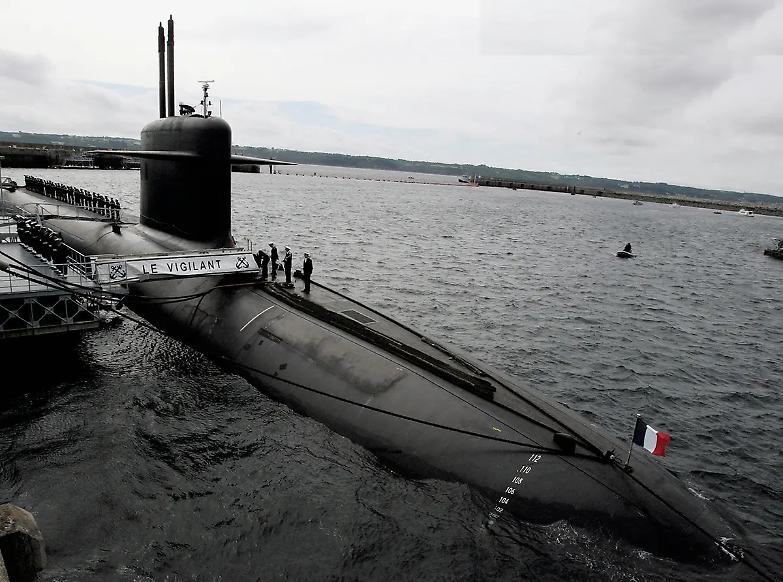 La guerra ibrida &egrave; qui. Parigi abbatte cinque droni sulla base nucleare