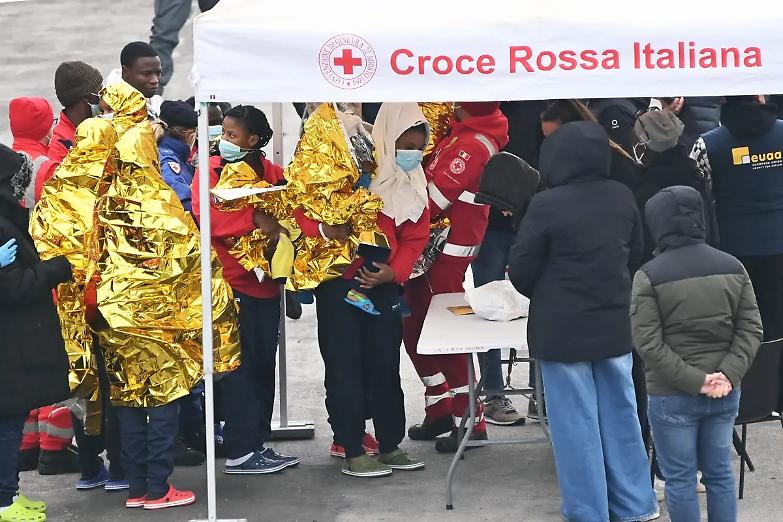 Migranti, la Lega rilancia la linea dura sulla cittadinanza italiana