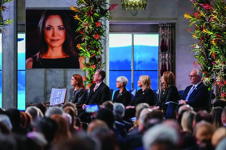 Mar&iacute;a Corina Machado non ritira il premio Nobel: &laquo;&Egrave; in fuga dal Venezuela&raquo;